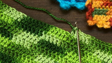 Sousplat infantil de campo de futebol em crochê para mesas temáticas e divertidas