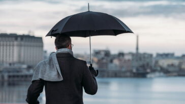 Qual é a função da ponta metálica no topo dos guarda-chuvas?