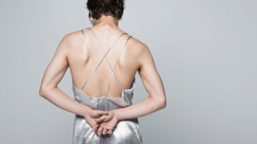 O que significa quando alguém caminha com as mãos para trás