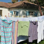 Esses métodos estão viralizando entre brasileiros que precisam de roupa seca na hora