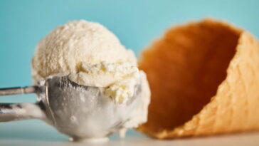 Um chaveiro de sorvete em crochê que deixa qualquer look mais alegre