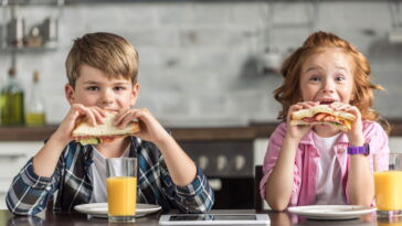 Crianças no celular durante refeições, veja os riscos e como lidar