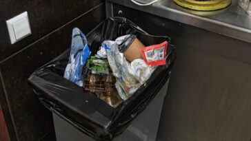 Esse truque caseiro está salvando lares brasileiros do cheiro de lixo