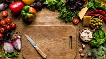 A forma mais fácil e barata de afiar facas em casa com papel alumínio