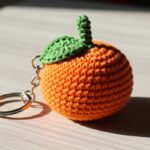 Chaveiro de laranja em crochê para um acessório vibrante e charmoso