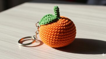 Chaveiro de laranja em crochê para um acessório vibrante e charmoso