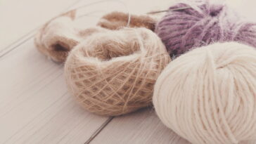 Jogo americano em crochê com borda trançada que une beleza e praticidade