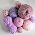 Crochê com pompons transforma o inverno das crianças com muito charme