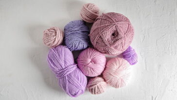 Crochê com pompons transforma o inverno das crianças com muito charme