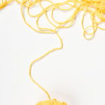 Essa touca transforma o look infantil com muito charme e carinho