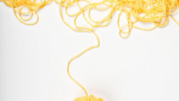 Essa touca transforma o look infantil com muito charme e carinho