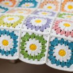 Manta de granny square de margarida em crochê para decorar com delicadeza