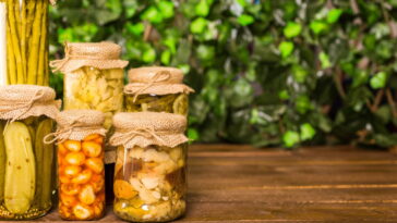 Essa capa em crochê deixou até os potes mais simples encantadores