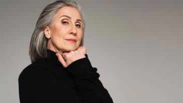 O que especialistas dizem sobre manter o cabelo longo após os 45