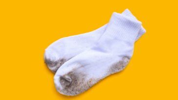 Como lavar meias e tirar as manchas escuras das solas?