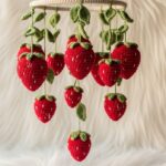 O móbile de morangos em crochê que está conquistando apaixonados por decoração