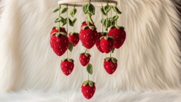 O móbile de morangos em crochê que está conquistando apaixonados por decoração