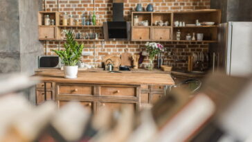 Como combinar cores com móveis de madeira e valorizar sua decoração