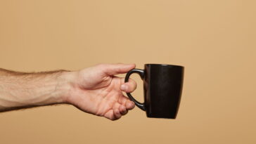 Aprenda a fazer chaveiro de xícara em crochê, uma peça ideal para lembrancinhas