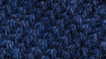 Essa jardineira azul marinho em crochê deixou as crianças ainda mais fofas