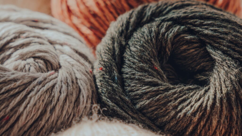 O detalhe dessa manta de crochê está encantando as crocheteiras do Brasil