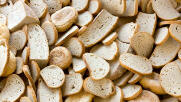 Esse segredo com pão velho pode transformar seu quintal