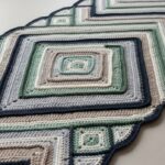 Trilho de mesa geométrico em crochê para decorar com estilo e elegância