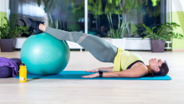 Como fazer elevação pélvica corretamente e evitar erros comuns no treino de glúteos