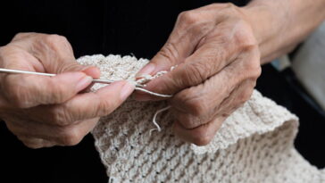 A peça de crochê mais carinhosa do mundo infantil tem formato de pinguim