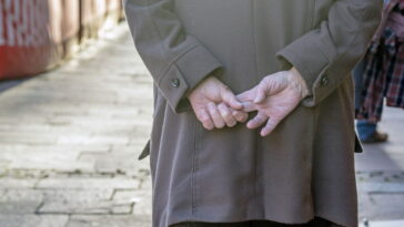 Psicólogos revelam o que esse gesto comum pode significar sobre você