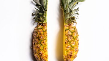 Essa capa de crochê com formato de abacaxi virou febre na decoração