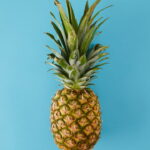 Essa capa de crochê com formato de abacaxi virou febre na decoração
