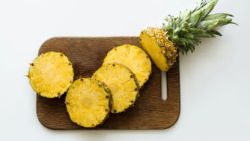 Chaveiro de fruta em crochê, um modelo abacaxi simples e divertido