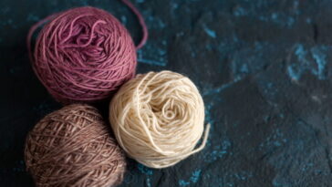 sousplat retangular com bordas onduladas em crochê