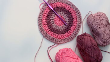 Essa flor em crochê está conquistando corações nas mesas decoradas