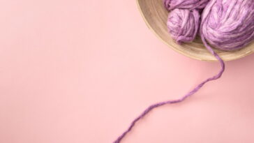 Avental em crochê para artesanato que une charme e funcionalidade