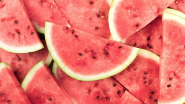 Bandana de melancia em crochê para um acessório alegre e colorido