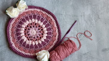 Cesto organizador com lacinhos que traz delicadeza e funcionalidade na decoração