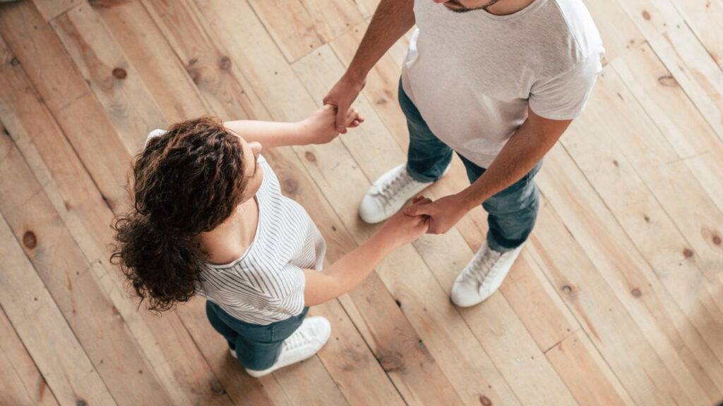 O truque caseiro que devolve o brilho do seu piso de madeira em minutos