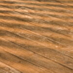 O truque caseiro que devolve o brilho do seu piso de madeira em minutos