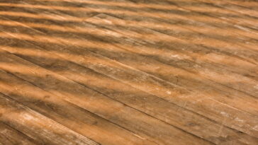 O truque caseiro que devolve o brilho do seu piso de madeira em minutos