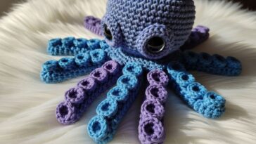 Esse amigurumi terapêutico está dominando os enxovais de bebê