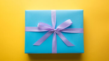 Presentinho de crochê que é enfeite, lembrancinha e charme artesanal