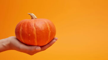 Esse descanso de copos em crochê virou febre em festas temáticas