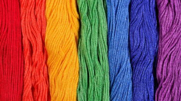 Essa almofada de arco-íris em crochê vai dar cor e alegria ao seu lar