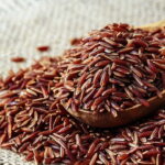 Conheça os benefícios do arroz vermelho e como preparar da forma certa