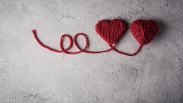 O jogo americano em crochê vermelho que virou queridinho da mesa posta