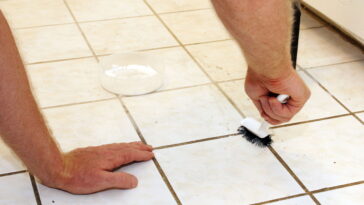 Brasileiros estão limpando os azulejos com isso e o resultado impressiona