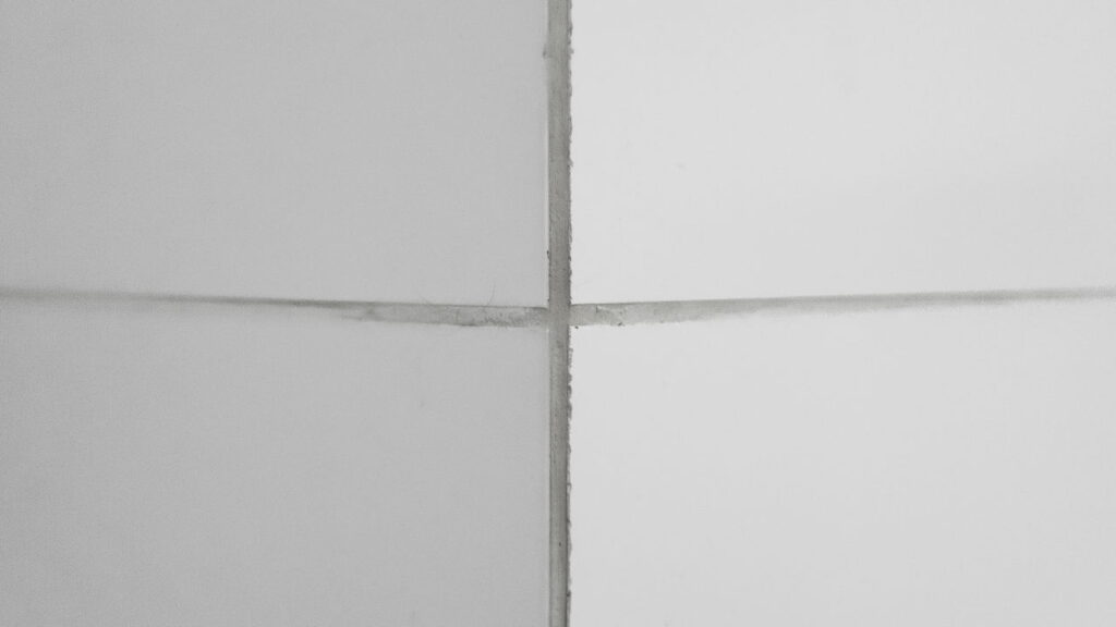 Brasileiros estão limpando os azulejos com isso e o resultado impressiona
