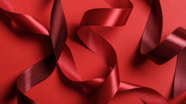 Você sabe o que significam as fitas nas sacadas das casas brasileiras?